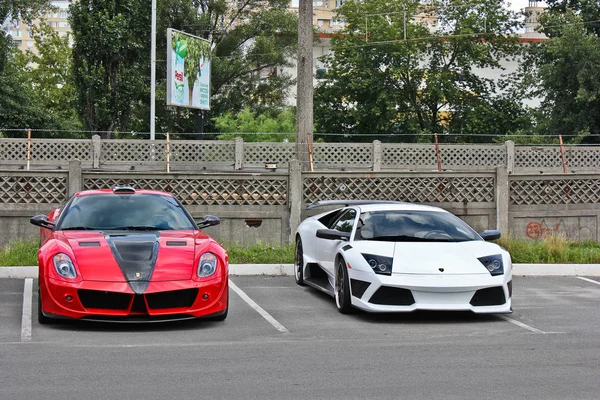 Kiev, Ukrayna; 11 Nisan 2016. Ferrari 599 Gtb Fiorano Stallone Mansory ve Lamborghini Murcielago IMSA. Editoryal fotoğraf. — Stok fotoğraf