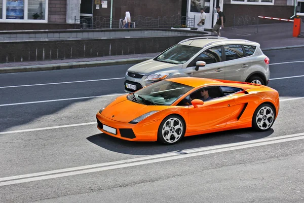 March 31, 2015, Kiev, Ukraine. Lamborghini Gallardo on the streets of Kiev. Editorial photo — Stock Photo, Image