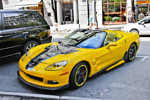 Kiev, Ukrayna; 3 Nisan 2014; Chevrolet Corvette Cabrio şehir. Editoryal fotoğraf. — Stok fotoğraf