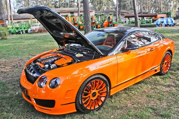Kiev, Ukraine ; 20 avril 2015. Bentley Continental GT Mansory. Voiture Bentley avec capot ouvert. Moteur Bentley. Photo éditoriale . — Photo
