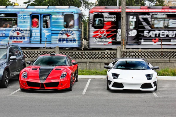 Kiev, Ucrânia; 11 de abril de 2016. Ferrari 599 GTB Fiorano Stallone Mansory & Lamborghini Murcielago IMSA. Foto editorial . — Fotografia de Stock