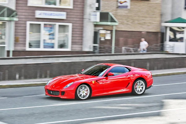 Ukrajina, Kyjev. 25. června 2013. Ferrari 599 Gtb Fiorano. Auto v pohybu. Redakční Foto. — Stock fotografie