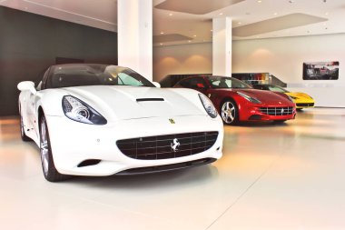 Kiev, kış, 2 Aralık 2013. Ferrari California ve Ferrari Ff ve Ferrari 458 Italia. Editoryal fotoğraf.