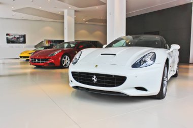 Kiev, kış, 2 Aralık 2013. Ferrari California ve Ferrari Ff ve Ferrari 458 Italia. Editoryal fotoğraf.
