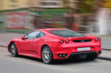 Lviv, Ukrayna. 22 Ekim 2014, Ferrari F430 hareket. Kırmızı supercar. Hız. Editoryal fotoğraf.