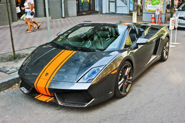Le 3 mars 2012, Kiev. Lamborghini Gallardo LP560-4 Spyder. Phares de luxe. Centre-ville. Photo éditoriale . — Photo
