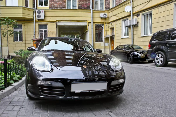 Kiev, Ucrânia; 10 de abril de 2014. Porsche Cayman & Maserati 3200 GT. Foto editorial . — Fotografia de Stock