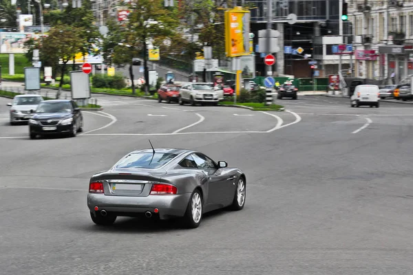 5 de agosto de 2012, Kiev, Ucrania; Aston Martin Vanquish. Vehículo en movimiento. Foto editorial . — Foto de Stock