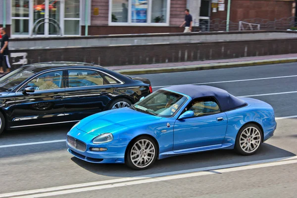 Kiev, Ucrânia; 10 de abril de 2014. Maserati Cabrio 4.2 V8. O carro no centro da cidade. Foto editorial . — Fotografia de Stock