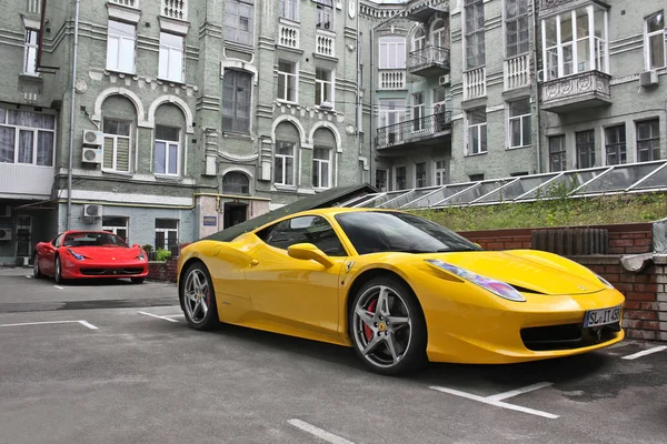 27 de fevereiro, Ucrânia, Kiev; Ferrari 458 Italia e Ferrari 458 Spider, Amarelo e vermelho. Foto editorial . — Fotografia de Stock