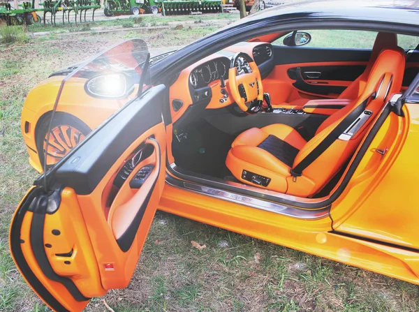 Kijów. Ukraina, jesień, Kwiecień 20, 2014 Salon Bentley Continental Gt Le Mansory. Zdjęcia redakcyjne. — Zdjęcie stockowe