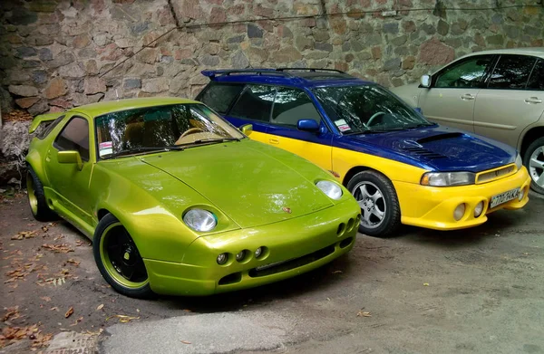 Kiev, 2010 September 14; Porsche 928 Raptor in lush green and Subaru STI. Editorial photo. — Stock Photo, Image