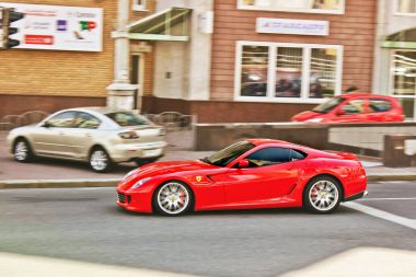 Ukrayna, Kiev. 25 Haziran 2013. Ferrari 599 Gtb Fiorano. Araba hareket. Editoryal fotoğraf.
