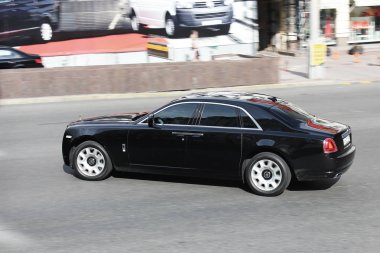 Kiev, Ukrayna; 11 Nisan 2013. Rolls-Royce Ghost. Araç hareket halinde. Editoryal fotoğraf.