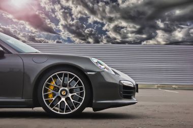 Kiev, Ukrayna; 17 Ekim 2016; Porsche 911 Turbo S (991) (2016) bulutlu gökyüzü arka plan üzerinde. Güzel yağmurlu gökyüzü. Kasırga. Editoryal fotoğraf.