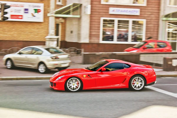 Ucrânia, Kiev. 25 de junho de 2013. Ferrari 599 GTB Fiorano. Carro em movimento. Foto editorial . — Fotografia de Stock