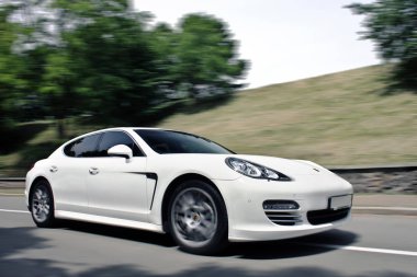 Odessa, Ukrayna; 4 Mart. Porsche Panamera 4s beyaz. Editoryal fotoğraf.