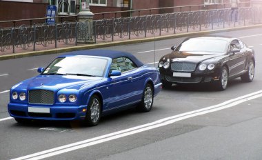 Kiev, Ukrayna. Haziran 17. Bentley Azure ve Bentley Continental gt editoryal fotoğraf.