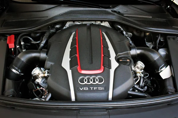 Одеса, Україна; 7 березня; Двигун Audi. Редакційна фото. — стокове фото