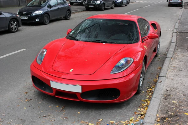 Kiev, Oekraïne - 11 April 2011; Ferrari F430 in het rood. Redactionele foto. — Stockfoto