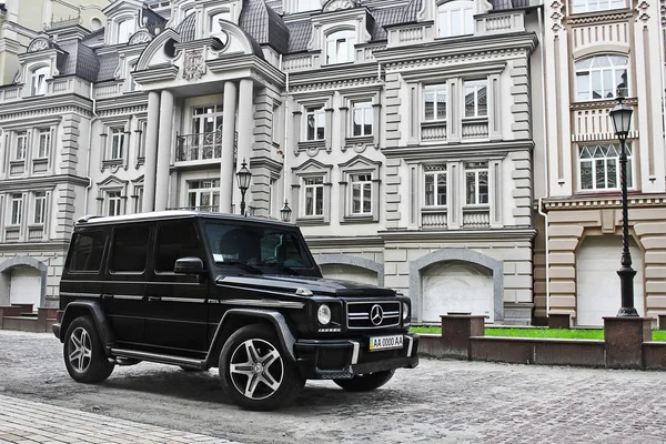 Kiev Ukrayna, 19 Haziran. Mercedes-Benz G55 Amg arka planda eski ev sahipliği yapmaktadır. Editoryal fotoğraf.