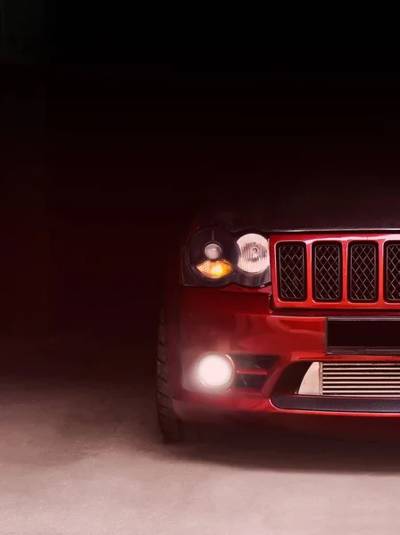 Kharkov, Ukraine. January 3. Part of the Jeep Grand Cherokee SRT8 in the shadows with glowing lights in low light. Brutal off-road car in the shade. Editorial photo — Stock Photo, Image