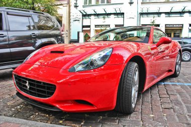 Kiev, Ukrayna; 27 Nisan 2015. Ferrari California sokakta. Kırmızı Ferrari. Lüks. Ayarlama. Supercar. İtalya. Editoryal fotoğraf.