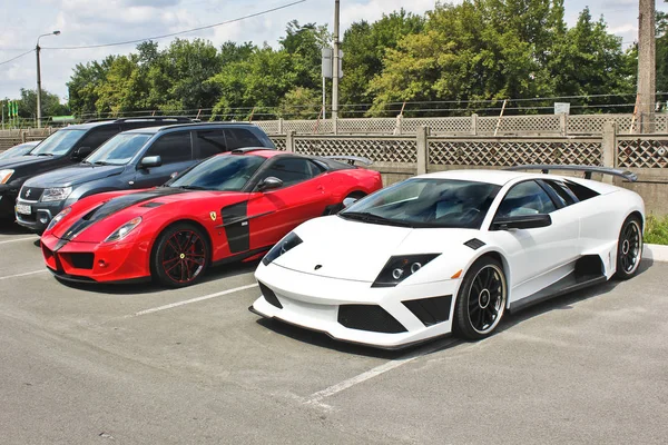 Kiev, Ucraina; 11 aprilie 2016. Ferrari 599 GTB Fiorano Stallone Mansory & Lamborghini Murcielago IMSA. Fotografie editorială . — Fotografie, imagine de stoc