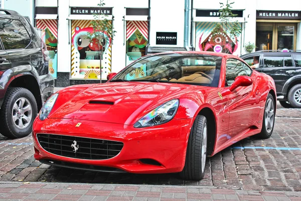 Kijów, Ukraina; Kwiecień 27, 2015. Ferrari California w ulicy. Czerwonym Ferrari. Luksusowy Hotel. Tuning. Supercar. Włochy. Zdjęcia redakcyjne. — Zdjęcie stockowe