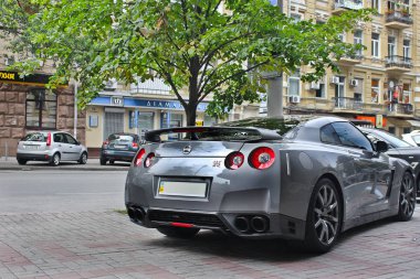 1 Temmuz 2015; Kiev, Ukrayna; Nissan Gt-R şehirde Park. Japon supercar. Editoryal fotoğraf.