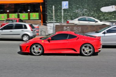 Kiev, Ukrayna; 22 Ekim 2014, Ferrari F430 hareket. Kırmızı supercar. Editoryal fotoğraf.