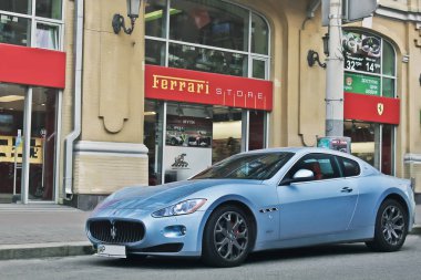 8 Ekim 2015, Kiev, Ukrayna; Maserati Granturismo Ferrari Bayilik yakınında. İtalyan supercar. Editoryal fotoğraf.
