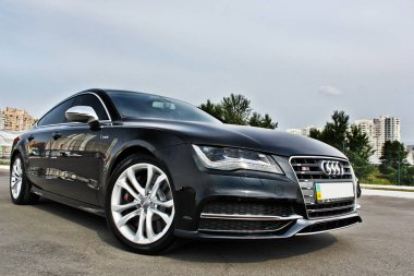 Eylül 10, Kiev. Audi S7 Quattro şehrin arka plan üzerinde. Editoryal fotoğraf.