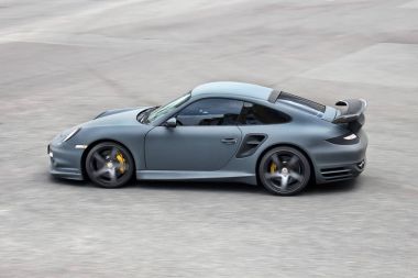 Kiev, Ukrayna; 10 Nisan 2014. Porsche 911 Turbo S hareket. Editoryal fotoğraf.