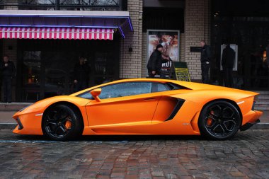 Kiev, Ukrayna; 4 Temmuz 2013; Lamborghini Aventador sokaklarda.