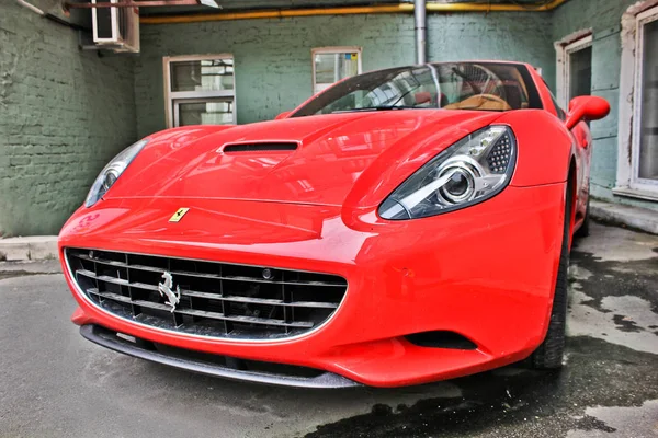 Kiev, Ukrayna; 26 Nisan 2015. Yaz. Ferrari California sokakta. Editoryal fotoğraf. — Stok fotoğraf