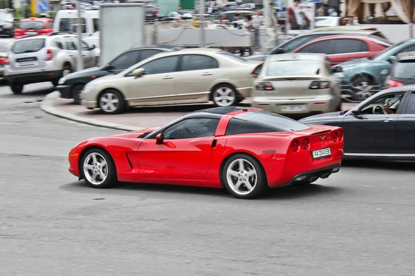 Kijów, Ukraina; 3 kwietnia 2014 r.; Chevrolet Corvette w ruchu. Czerwony supercar. Zdjęcia redakcyjne. — Zdjęcie stockowe