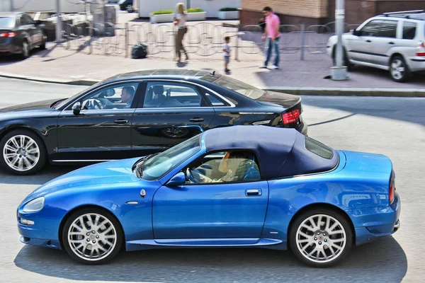 Kiev, Ucrânia; 10 de abril de 2014. Maserati Cabrio 4.2 V8. O carro no centro da cidade. Foto editorial . — Fotografia de Stock