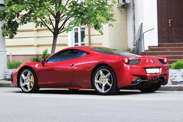 Kiev, Ukrajna. Június 10-én 2013-as Ferrari 458 Italia a városban. Piros Ferrari. Vissza a véleményt. Szerkesztői fotó. — Stock Fotó
