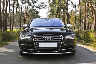 7 Temmuz 2016; Ukrayna, Kiev; Audi S8 sokakta parkta. Speedway. Hız. Araba. Karbon. Yarış. Lüks. Ayarlama. Supercar. Editoryal fotoğraf.