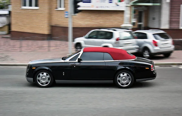 Киев, Украина; 11 апреля 2013. Головное купе RS-Royce Phantom. Черный и Красный. Редакционное фото . — стоковое фото