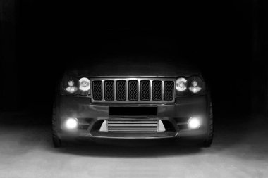 3 Ocak 2011. Kharkov, Ukrayna. Jeep Grand Cherokee Srt8 gölgelerde düşük ışıkta parlayan ışıklar ile. Gölgede acımasız off-road araç. Siyah ve beyaz fotoğraf. Editoryal fotoğraf