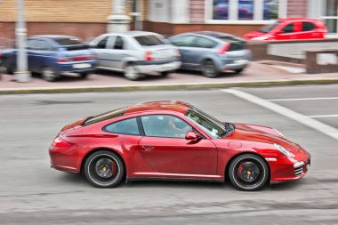 Kiev, Ukrayna; 10 Nisan 2014. Porsche 911 hareket. Editoryal fotoğraf.