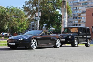 Kiev, Ukrayna; 20 Eylül 2014, Aston Martin Dbs V12 Volante ve Mercedes G55 Amg. Cabriolet. Lüks Cabrio. Çikolata rengi. Editoryal fotoğraf.