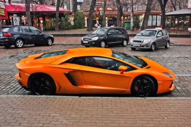 Kiev, Ukrayna; 3 Temmuz 2013; Lamborghini Aventador sokaklarda. Araba. Turuncu. Şehir. Lüks. Ayarlama. Supercar. Yağmurda araba. Yağmur damlaları. Editoryal fotoğraf.