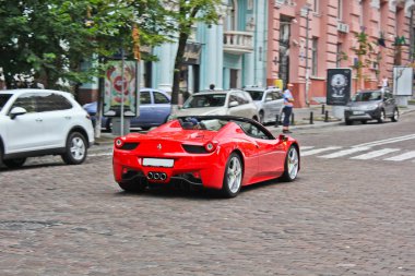 25 Haziran 2013. Ukrayna, Kiev. Ferrari 458 Italia. Araba hareket. Editoryal fotoğraf.