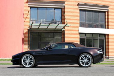 Kiev, Ukrayna; 20 Eylül 2014, Aston Martin Dbs V12 Volante. Cabriolet. Lüks Cabrio. Çikolata rengi. Editoryal fotoğraf.