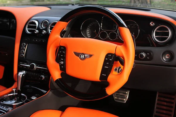 Kiev. Ukraine, le 20 avril 2014 Salon Bentley Continental GT Le Mansory. Orange. Photo éditoriale . — Photo