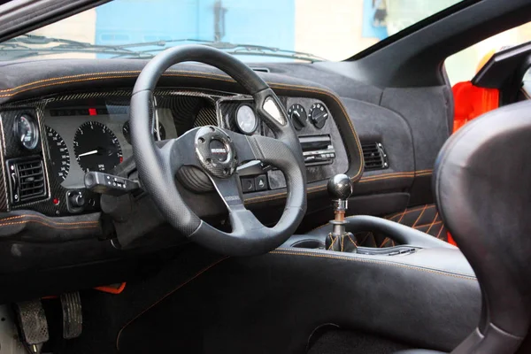 3 januari 2013; Kiev, Oekraïne. Jaguar Xj220. auto. Karbon. Race. Luxe. Tuning. Zicht op het interieur van een moderne auto tonen op het dashboard. Redactionele foto. — Stockfoto