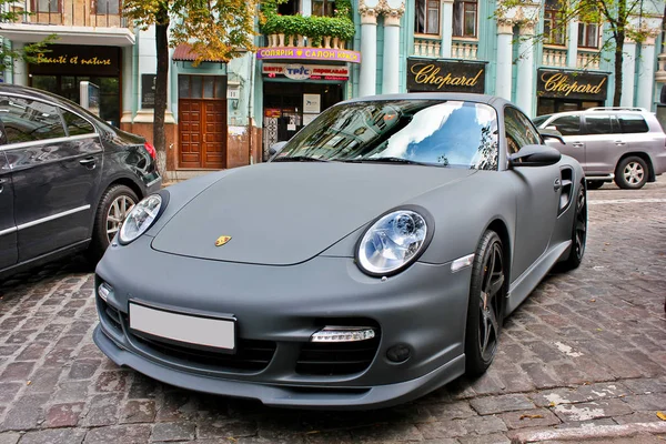 Kiev, Ukrayna; 18 Nisan 2014. Porsche 911 Turbo S Kiev merkezi park. Matt Porsche. Editoryal fotoğraf.